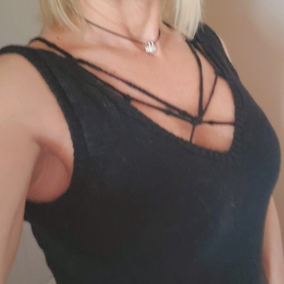 ROI Anthropologie Revolve Criss Cross Strappy Sleeveless V Neck Black Sweater - Picture 2 of 7